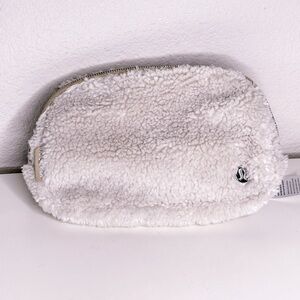 Lululemon Everywhere Belt Bag Cream Fleece‎ Sherpa One Size